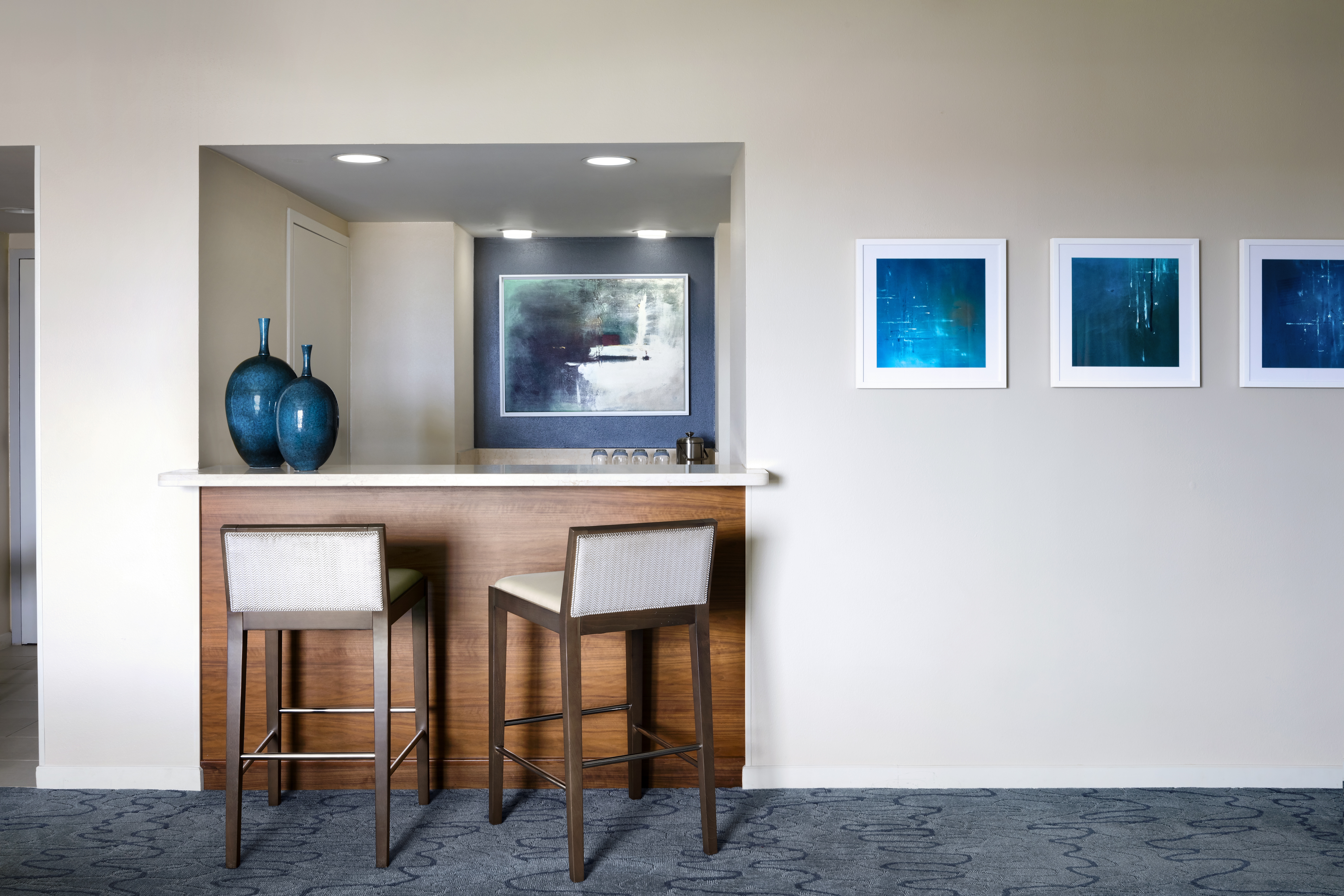 Swan Executive Suite Wet Bar with Chairs